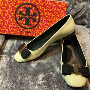 USED Tory Burch Gemini Link Bow Flats size 6.5M in Ivory leather